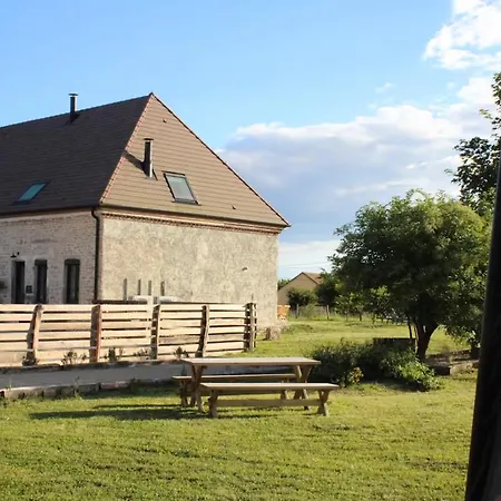 La Bergerie A Palleau, Les Bles Dores Et Les Graines De Lin A Corgengoux, Proches De Beaune Et De Ses Villages Viticoles Exterior photo
