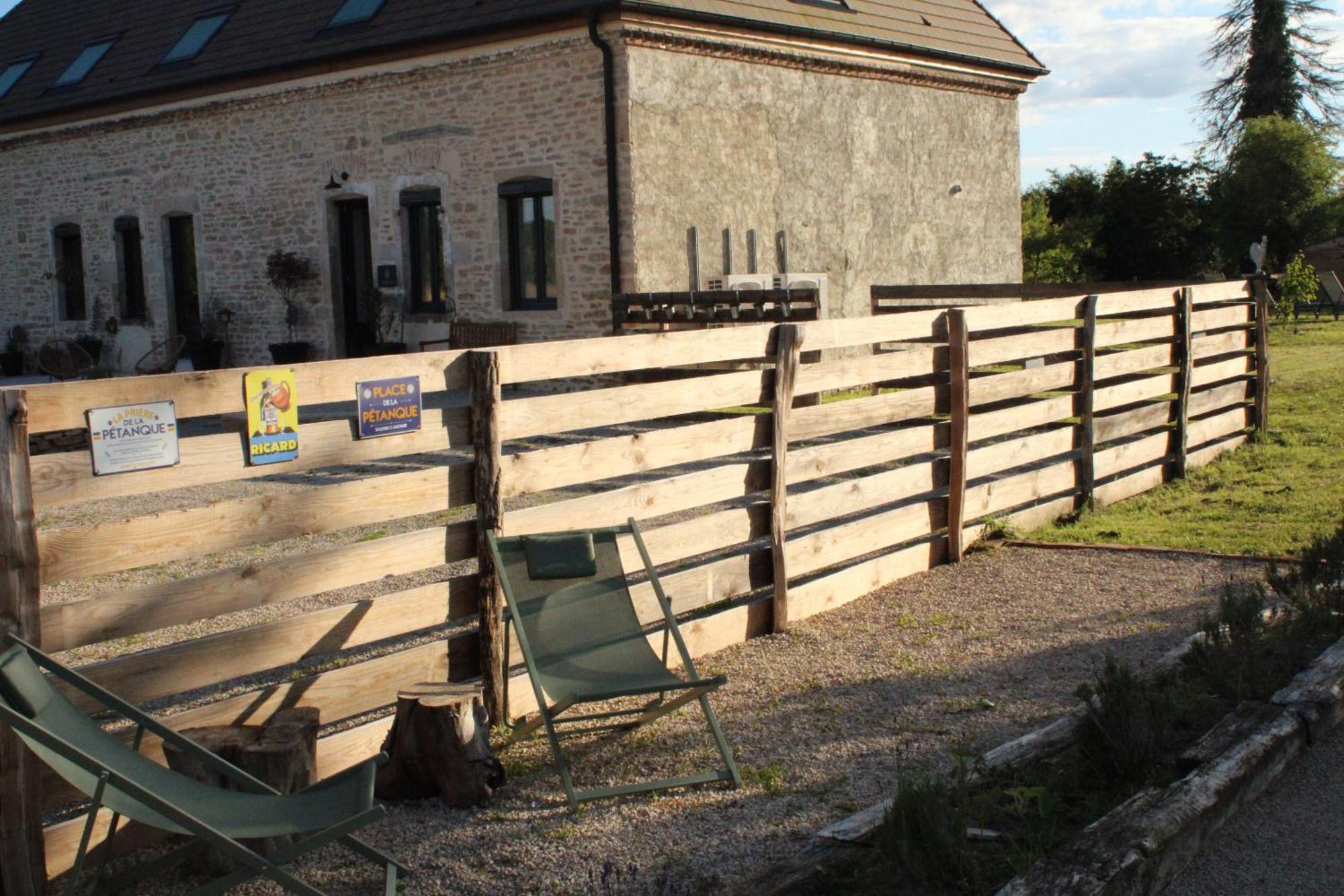 La Bergerie A Palleau, Les Bles Dores Et Les Graines De Lin A Corgengoux, Proches De Beaune Et De Ses Villages Viticoles *