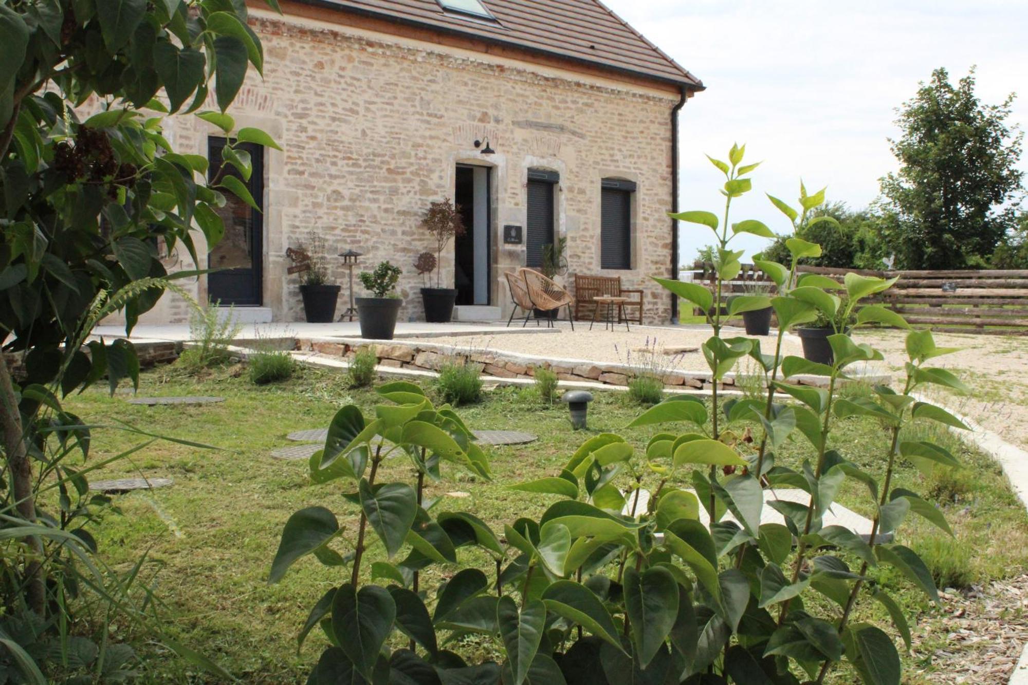 La Bergerie A Palleau, Les Bles Dores Et Les Graines De Lin A Corgengoux, Proches De Beaune Et De Ses Villages Viticoles Holiday home Palleau